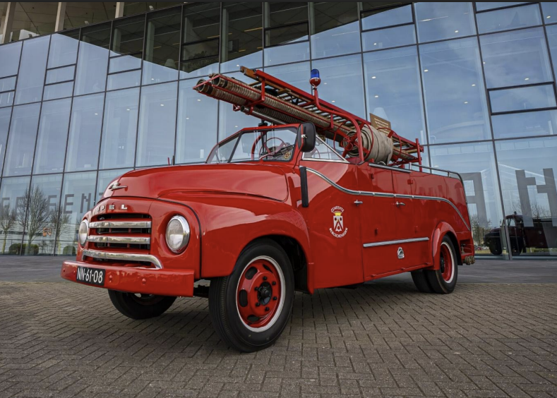 Rondrit van een uur in een oude brandweervoertuig